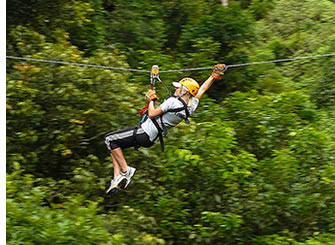 Il canopy tour zipline ti dà una prospettiva unica della foresta nuvola e una scarica di adrenalina